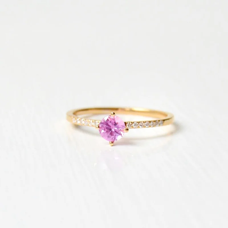 The Perfect Jewelry Piece At The Perfect Price Hima Rosa 18K Gold Ring w. Sapphire & Diamonds The Perfect Jewelry Piece At The Perfect Price Hima Rosa 18K Gold Ring w. Sapphire & Diamonds