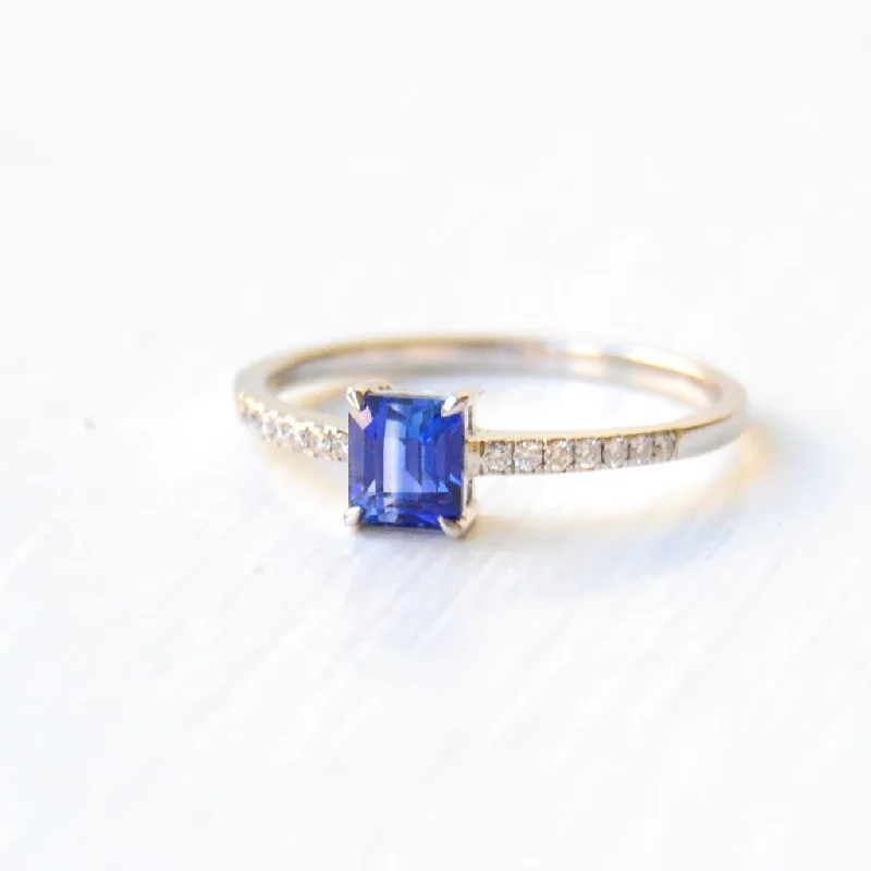 Huge Markdowns On Premium Jewelry Styles Nil Pata 18K Gold Ring w. Diamonds & Sapphire Huge Markdowns On Premium Jewelry Styles Nil Pata 18K Gold Ring w. Diamonds & Sapphire