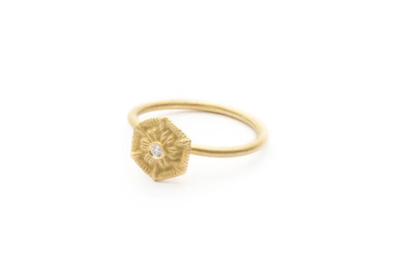 Unmissable Jewelry Sale – Shop Before It's Too Late Hexagon 18K Gold Ring w. Diamond Unmissable Jewelry Sale – Shop Before It's Too Late Hexagon 18K Gold Ring w. Diamond