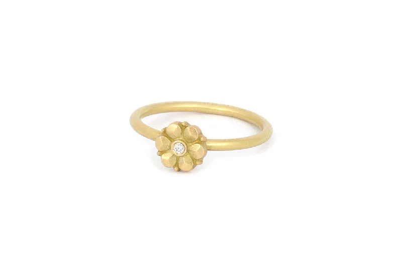 High-Quality Jewelry At A Fraction Of The Cost Flower 18K Gold Ring w. Diamond