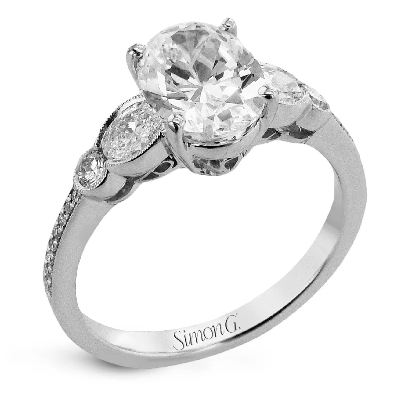 Bestselling Jewelry Now On Sale – Elevate Your Look Oval-cut Engagement Ring in 18k Gold with Diamonds Bestselling Jewelry Now On Sale – Elevate Your Look Oval-cut Engagement Ring in 18k Gold with Diamonds