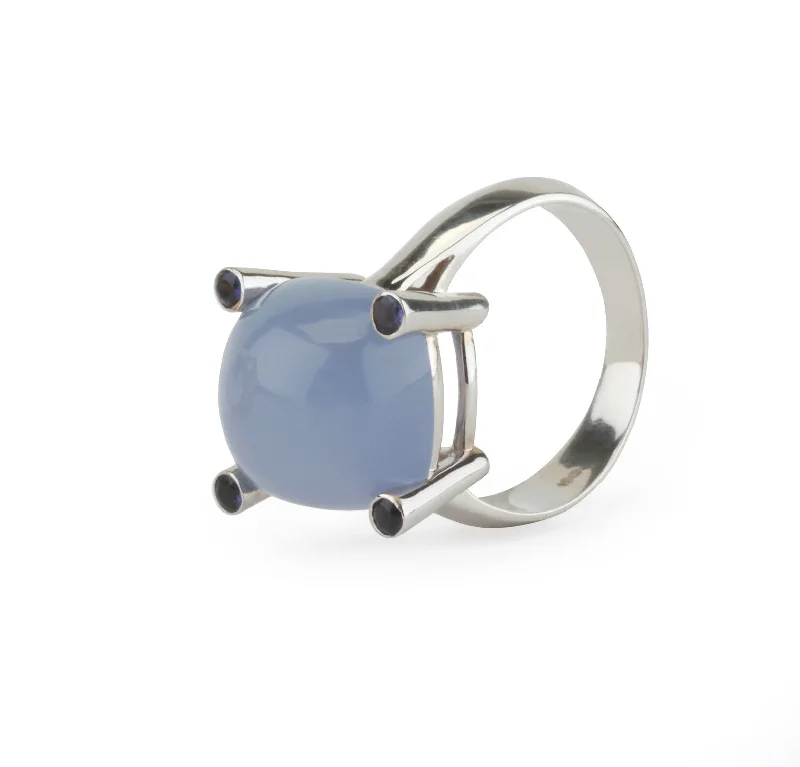 High-Quality Gemstone Jewelry For Special Occasions 18kt White Gold Small Cushion Ring with Cabochon Chalcedony and Iolite High-Quality Gemstone Jewelry For Special Occasions 18kt White Gold Small Cushion Ring with Cabochon Chalcedony and Iolite