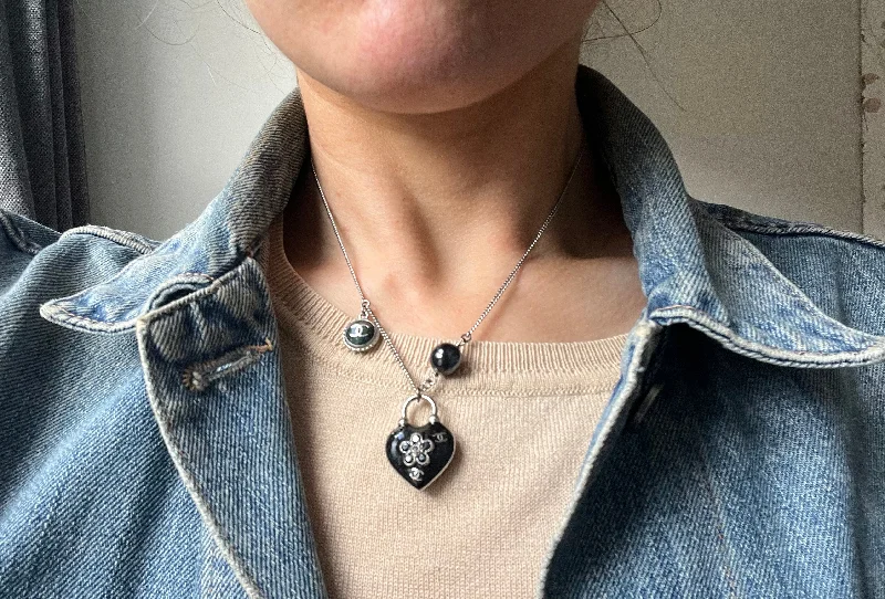 Exclusive Jewelry Offers – Sparkle For Less Chanel Resin Flower Heart Pendant Necklace Exclusive Jewelry Offers – Sparkle For Less Chanel Resin Flower Heart Pendant Necklace
