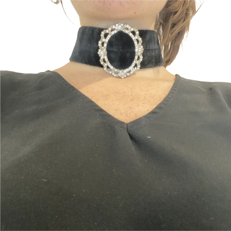 Fashion-Forward Jewelry At Incredible Prices Chanel velvet choker necklace - 2010s