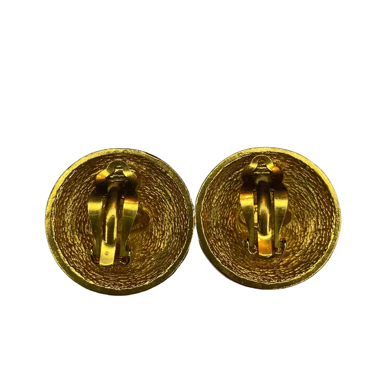 Your Perfect Accessory At The Perfect Price Chanel vintage clip earrings quilted - 1990s Your Perfect Accessory At The Perfect Price Chanel vintage clip earrings quilted - 1990s