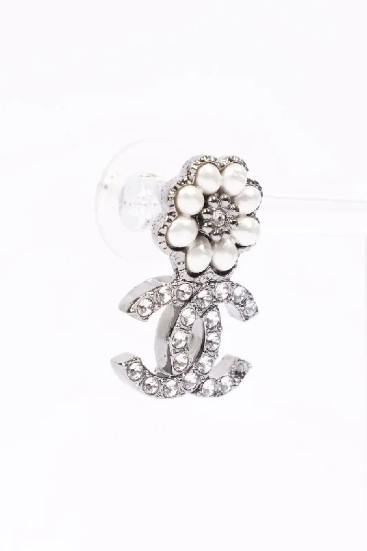 Delicate Crystal Jewelry For Sophisticated Charm Chanel Womens CC Earring Silver