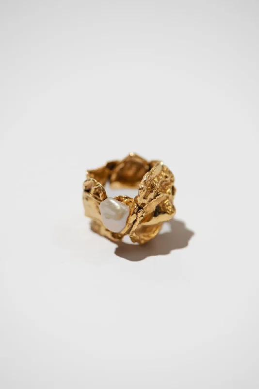 Affordable Gold-Plated Jewelry For Modern Fashion The NEW Statement Extraordinair 18K Gold Plated Ring w. Pearl Affordable Gold-Plated Jewelry For Modern Fashion The NEW Statement Extraordinair 18K Gold Plated Ring w. Pearl