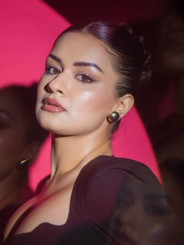 Affordable Gold-Plated Jewelry For Modern Fashion Avneet Kaur In C Shaped Stud Earrings Affordable Gold-Plated Jewelry For Modern Fashion Avneet Kaur In C Shaped Stud Earrings