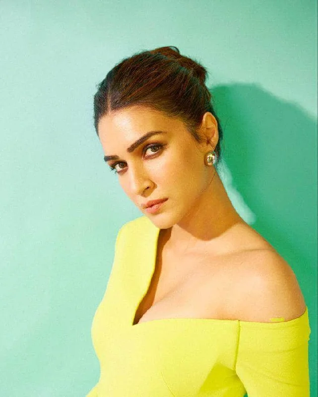 Buy More, Save More On Stunning Jewelry Pieces Kriti Sanon In C Shaped Stud Earrings Buy More, Save More On Stunning Jewelry Pieces Kriti Sanon In C Shaped Stud Earrings