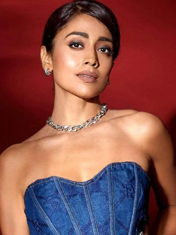 Trending Jewelry Now Available At Exclusive Prices Shriya Saran In 3 Line Twist Stud Earrings Trending Jewelry Now Available At Exclusive Prices Shriya Saran In 3 Line Twist Stud Earrings