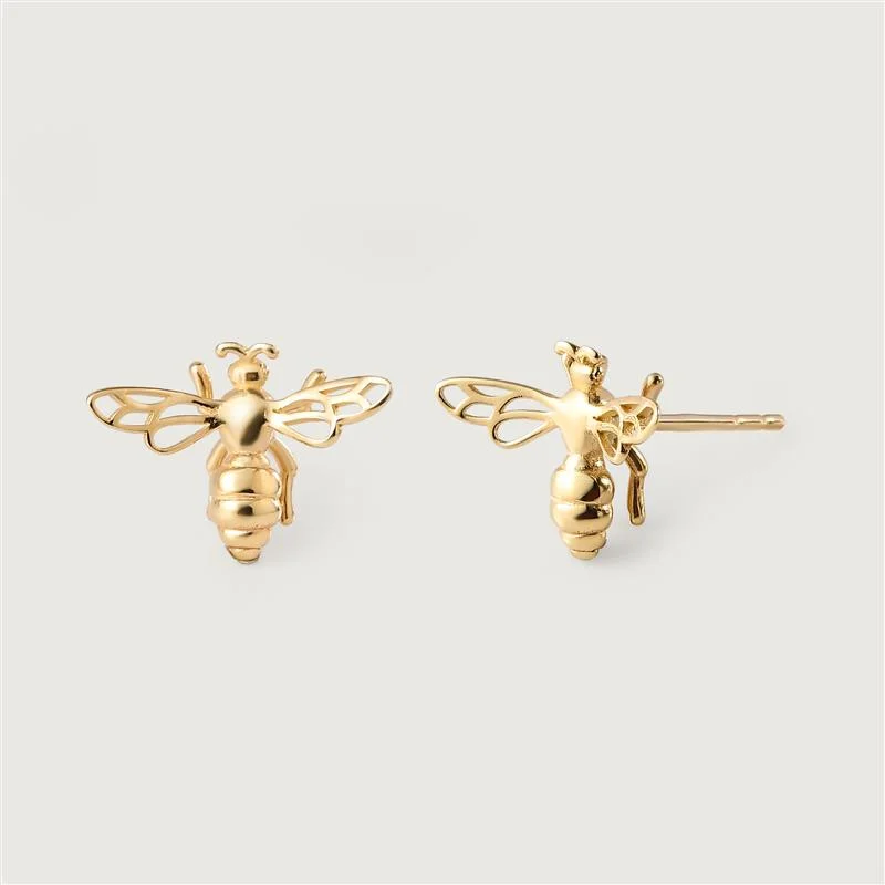 The Perfect Accessory For Less – Jewelry Sale Live Gold Essentials Croissant Hoop Earrings in 9K Gold + Busy Bee Stud Earrings in 9K Gold The Perfect Accessory For Less – Jewelry Sale Live Gold Essentials Croissant Hoop Earrings in 9K Gold + Busy Bee Stud Earrings in 9K Gold