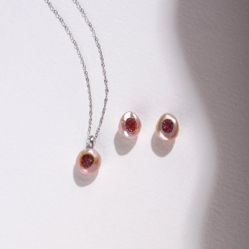 Shop Fine Jewelry With Amazing Deals Piccolo Finestrino Collection Freshwater Pearl Pendant and Stud Earrings Set with Amethyst Shop Fine Jewelry With Amazing Deals Piccolo Finestrino Collection Freshwater Pearl Pendant and Stud Earrings Set with Amethyst