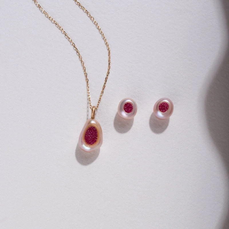 Big Discounts On Elegant Jewelry Collections Piccolo Finestrino Collection Freshwater Pearl Pendant and Stud Earrings Set with Ruby Big Discounts On Elegant Jewelry Collections Piccolo Finestrino Collection Freshwater Pearl Pendant and Stud Earrings Set with Ruby