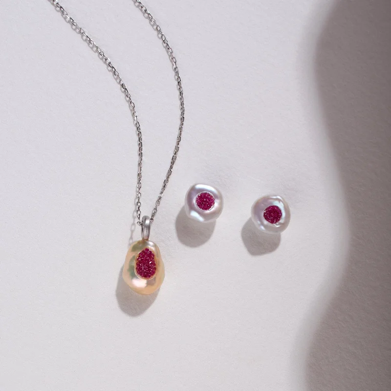 Timeless Elegance At Unbelievable Discounts Piccolo Finestrino Collection Freshwater Pearl Pendant and Stud Earrings Set with Ruby Timeless Elegance At Unbelievable Discounts Piccolo Finestrino Collection Freshwater Pearl Pendant and Stud Earrings Set with Ruby
